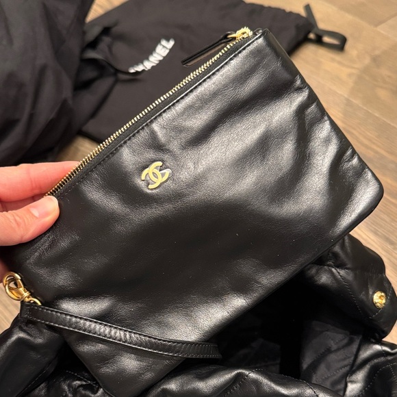 Chanel 22 small size Black Leather Shoulder Bag with Gold Chain - Picture 10 of 13